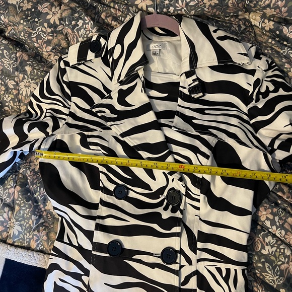 Cache Black and White Zebra Print Trench Coat size large - Picture 8 of 11